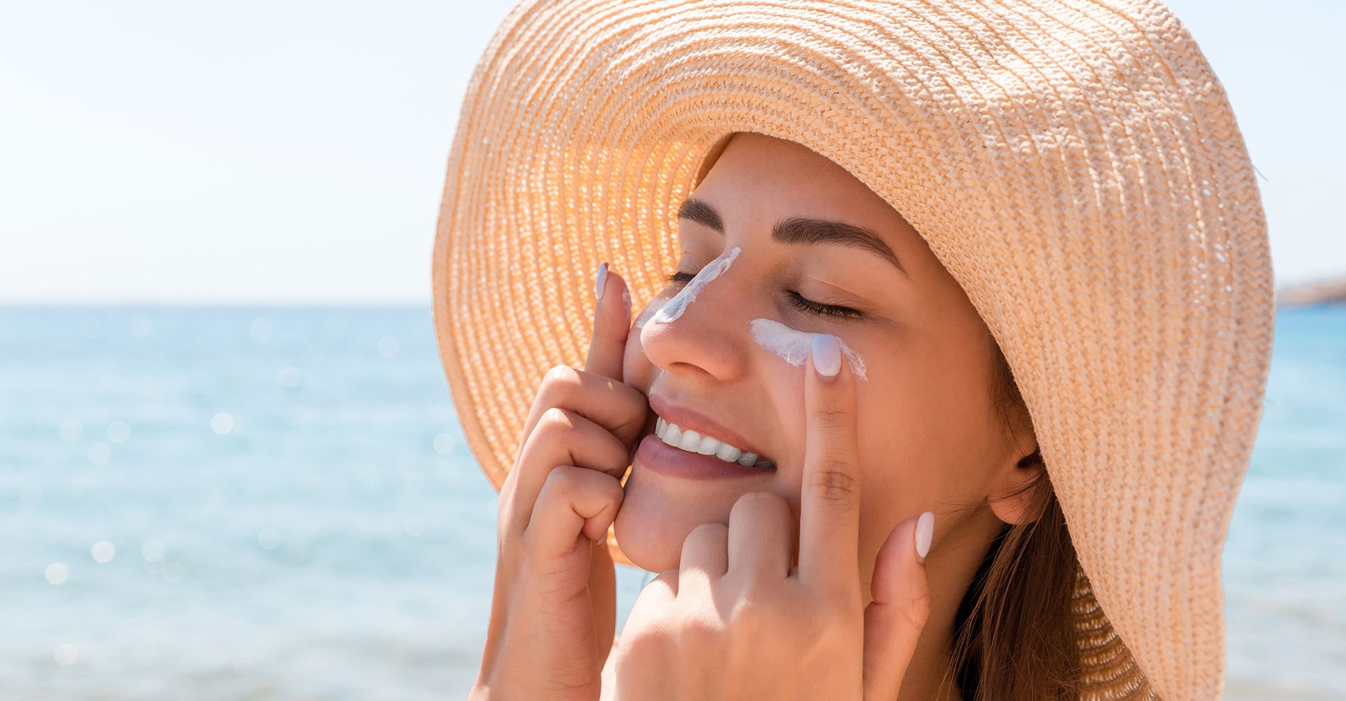 Mulher Passando Protetor Solar Em Seu Rosto